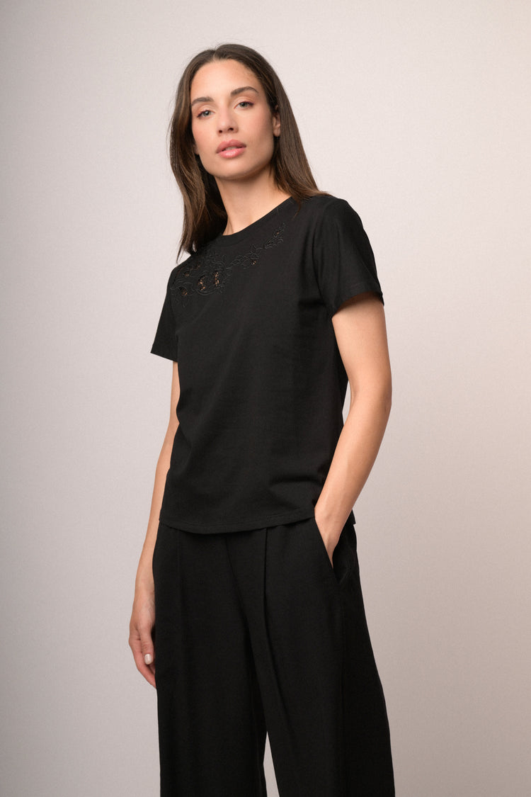 T-shirt nera con ricamo floreale