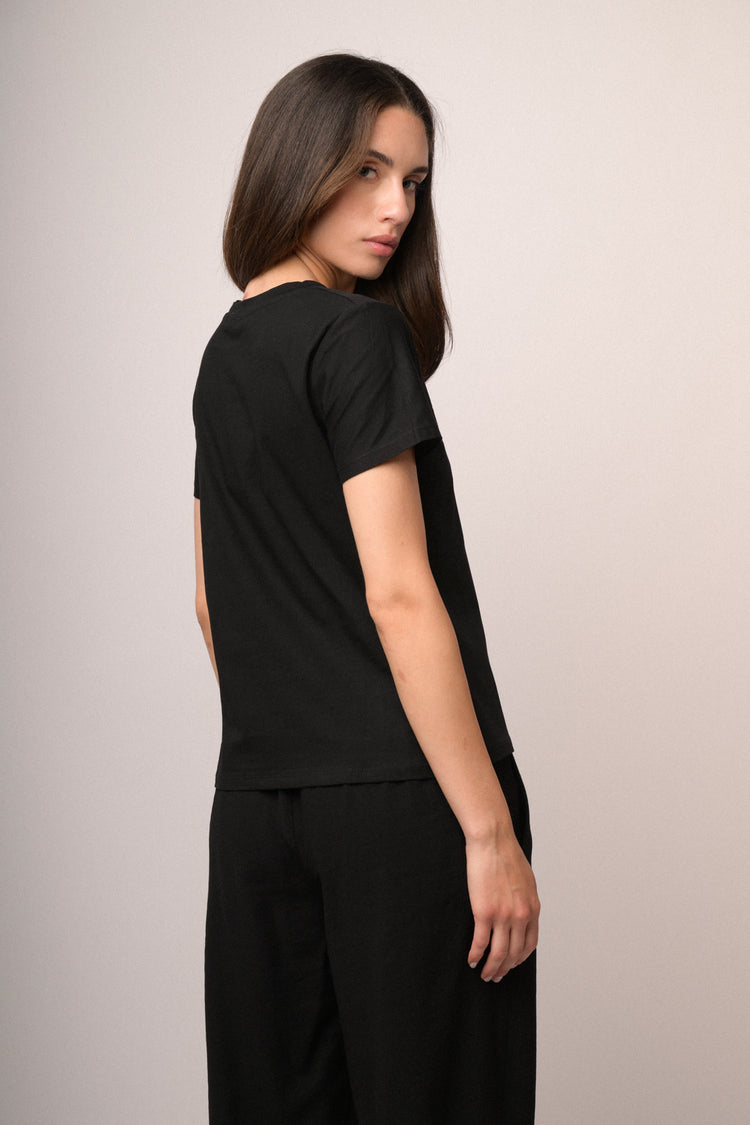 T-shirt nera con ricamo floreale