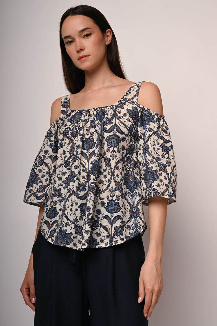 Top a stampa etnica con cut-outs