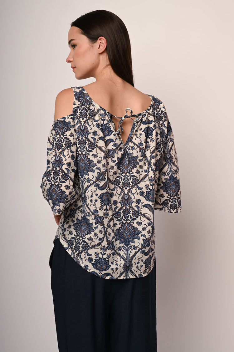 Top a stampa etnica con cut-outs