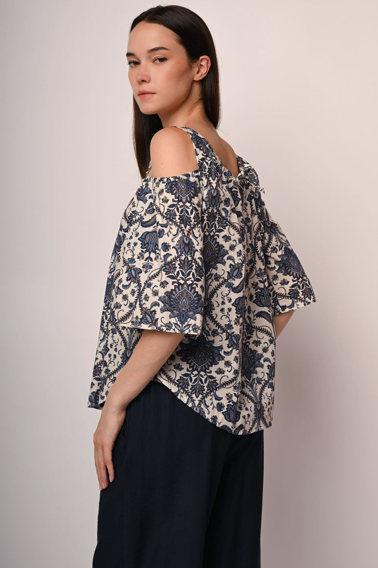 Top a stampa etnica con cut-outs