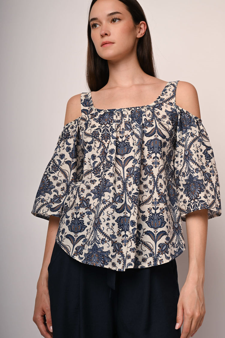 Top a stampa etnica con cut-outs