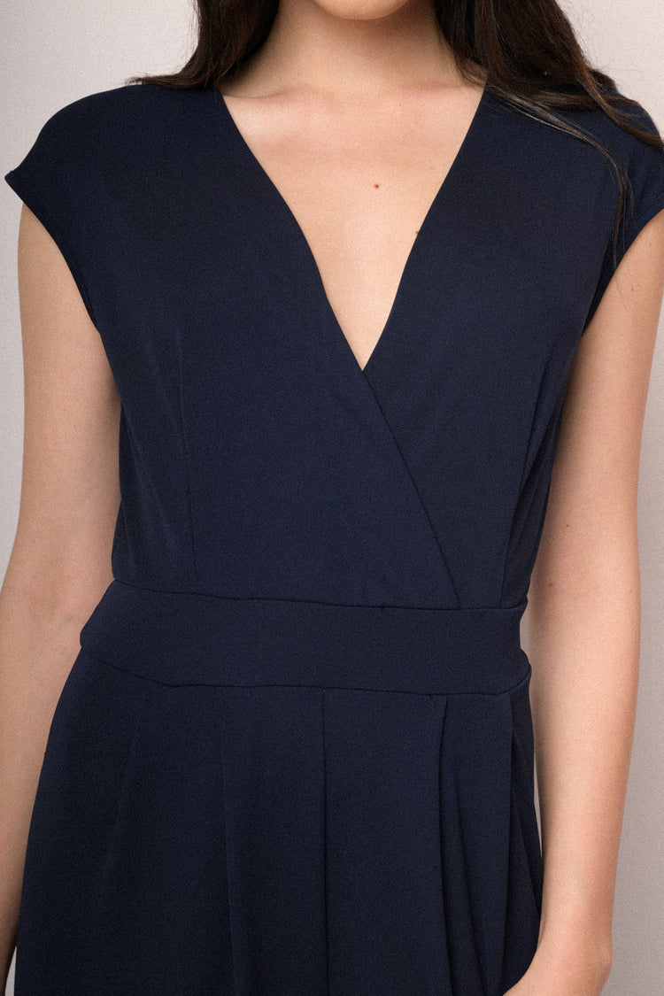 Tuta con scollo a V incrociato blu