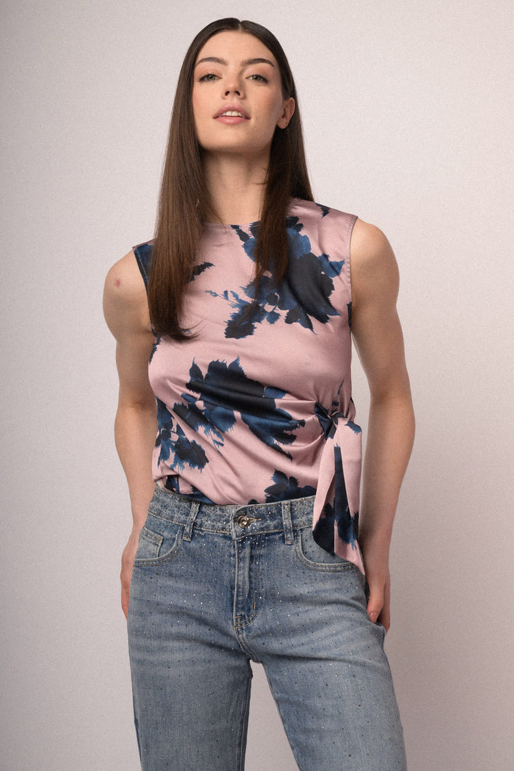 Top in raso rosa a stampa floreale con fiocco