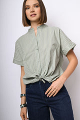 Camicia a righe con nodo