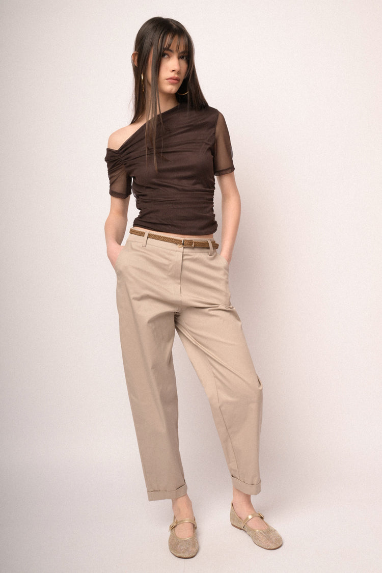 Pantaloni chino in cotone beige con cintura intrecciata