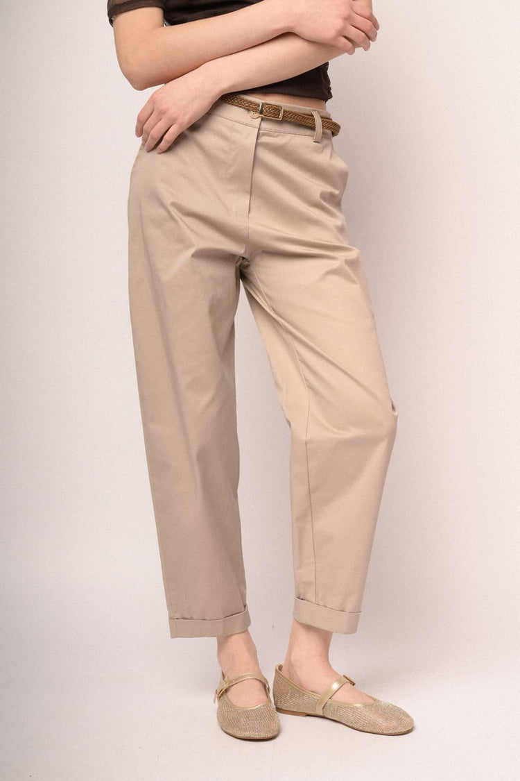 Pantaloni chino in cotone beige con cintura intrecciata