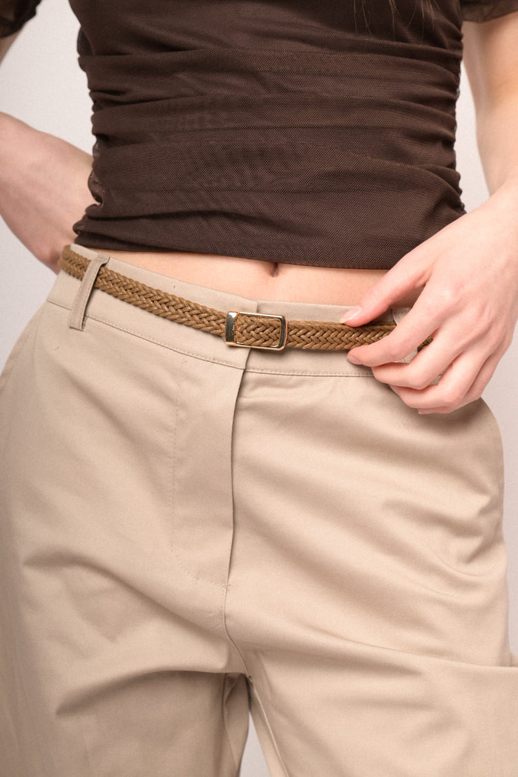 Pantaloni chino in cotone beige con cintura intrecciata