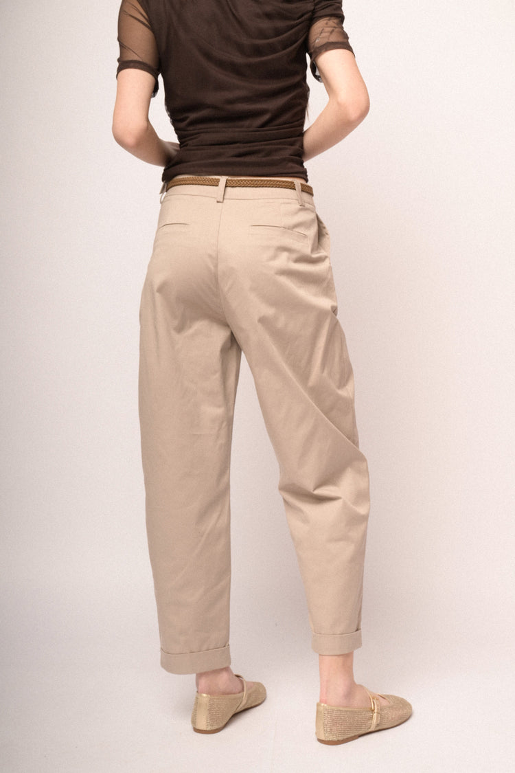 Pantaloni chino in cotone beige con cintura intrecciata