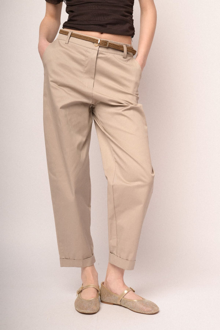 Pantaloni chino in cotone beige con cintura intrecciata