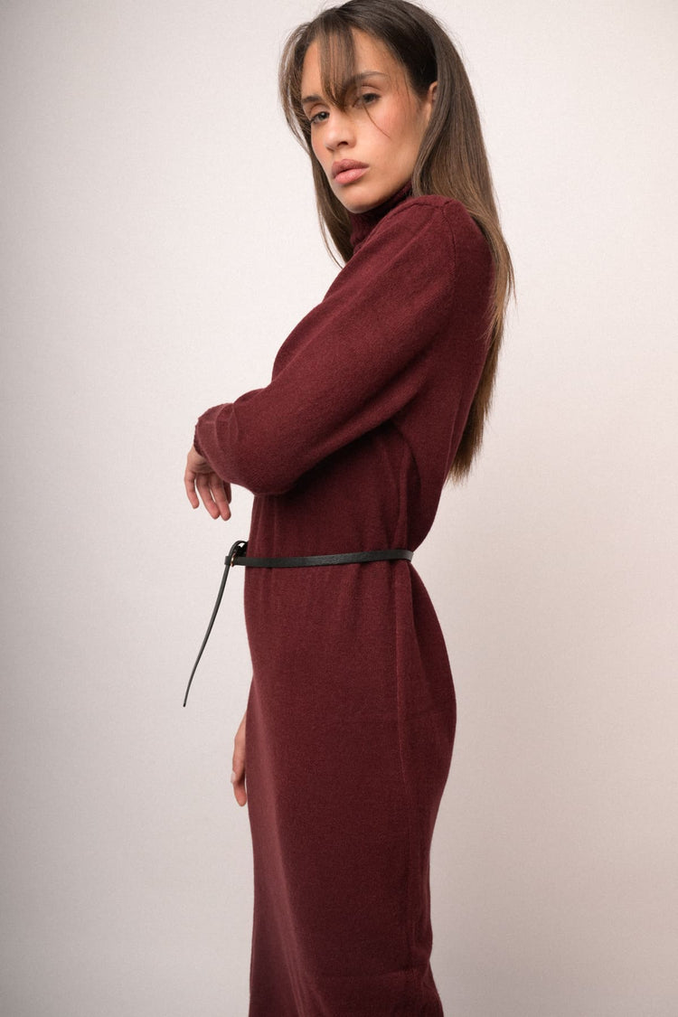 Abito midi in maglia bordeaux con collo alto e cintura
