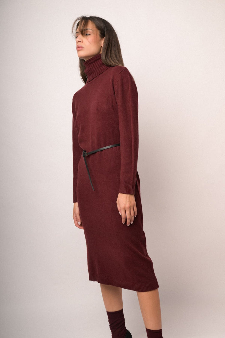 Abito midi in maglia bordeaux con collo alto e cintura
