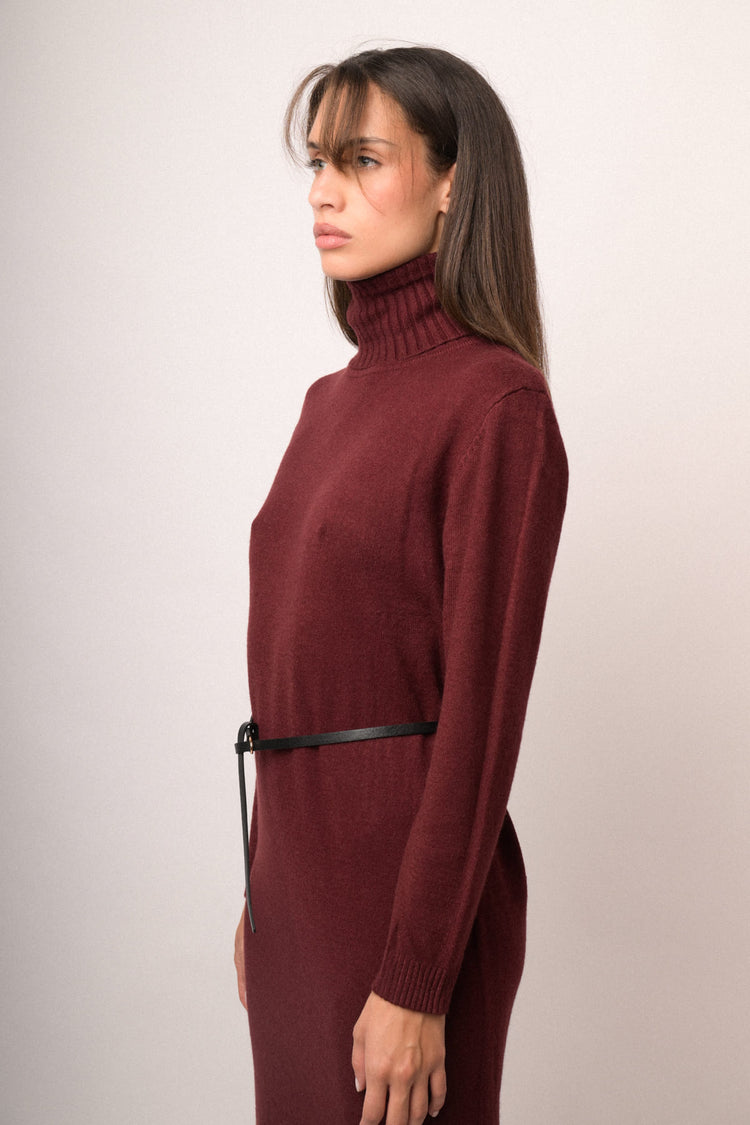 Abito midi in maglia bordeaux con collo alto e cintura