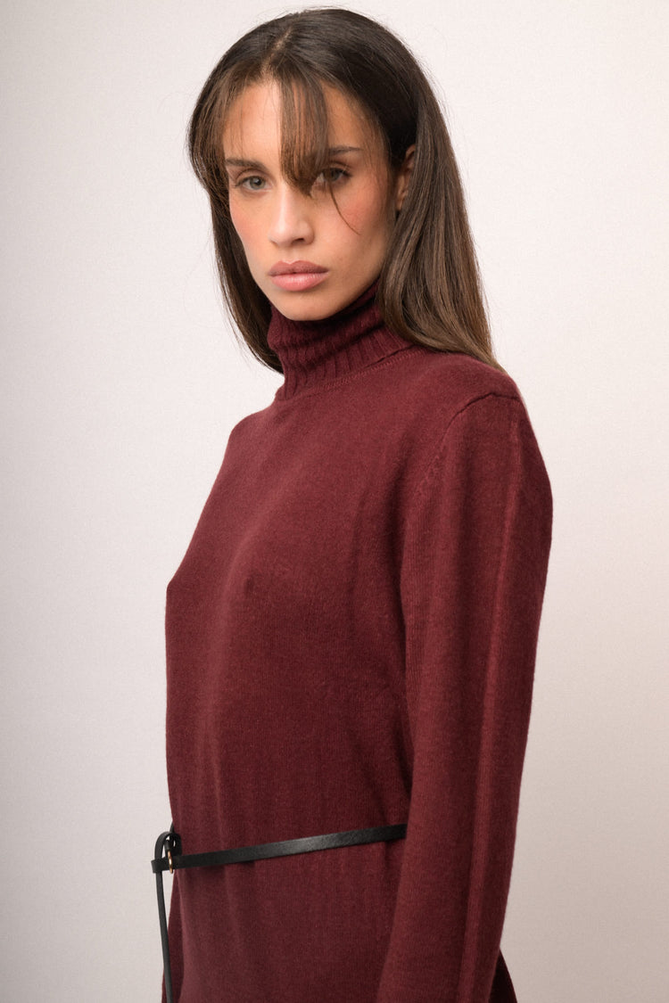 Abito midi in maglia bordeaux con collo alto e cintura