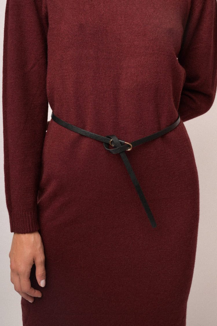 Abito midi in maglia bordeaux con collo alto e cintura