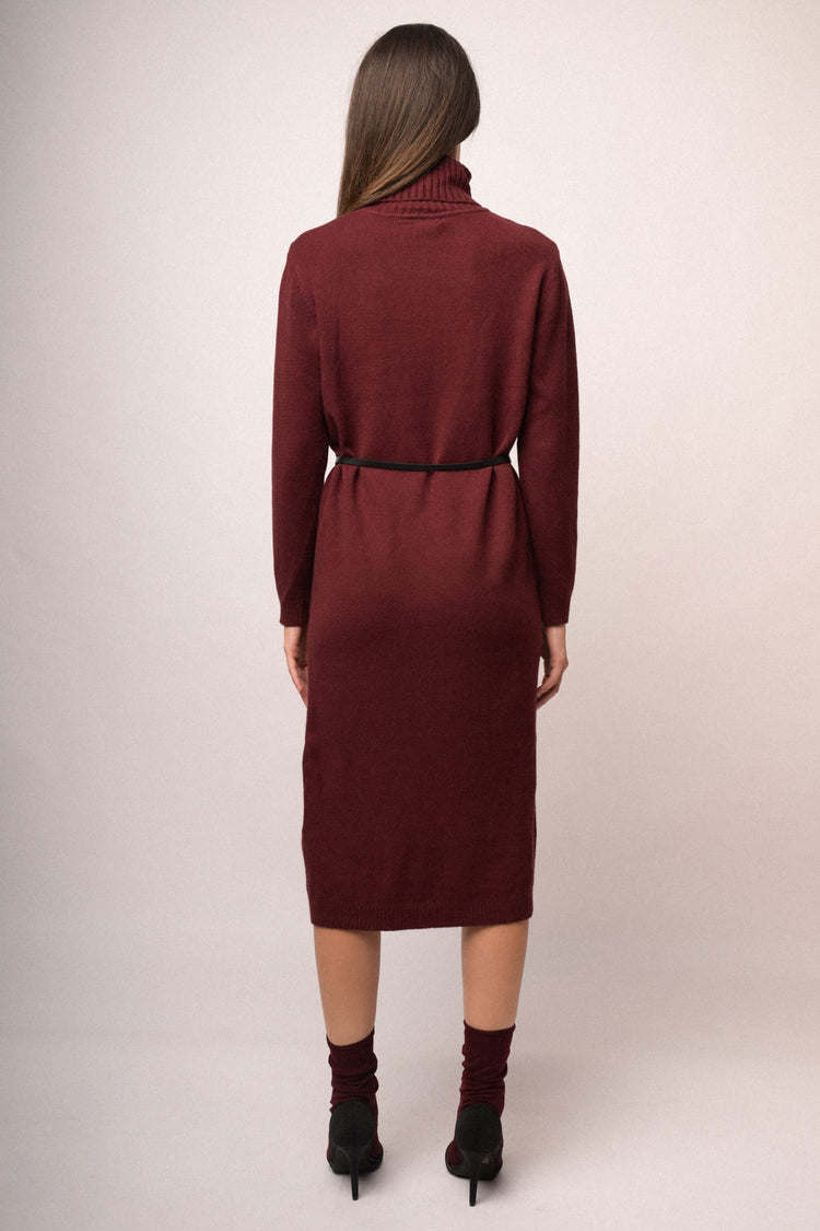 Abito midi in maglia bordeaux con collo alto e cintura
