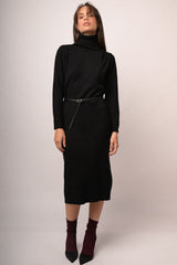 Abito midi in maglia nera con collo alto e cintura