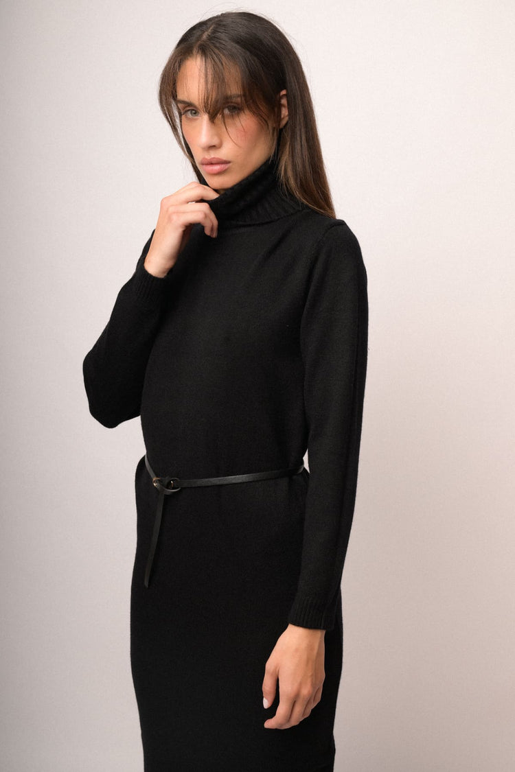 Abito midi in maglia nera con collo alto e cintura
