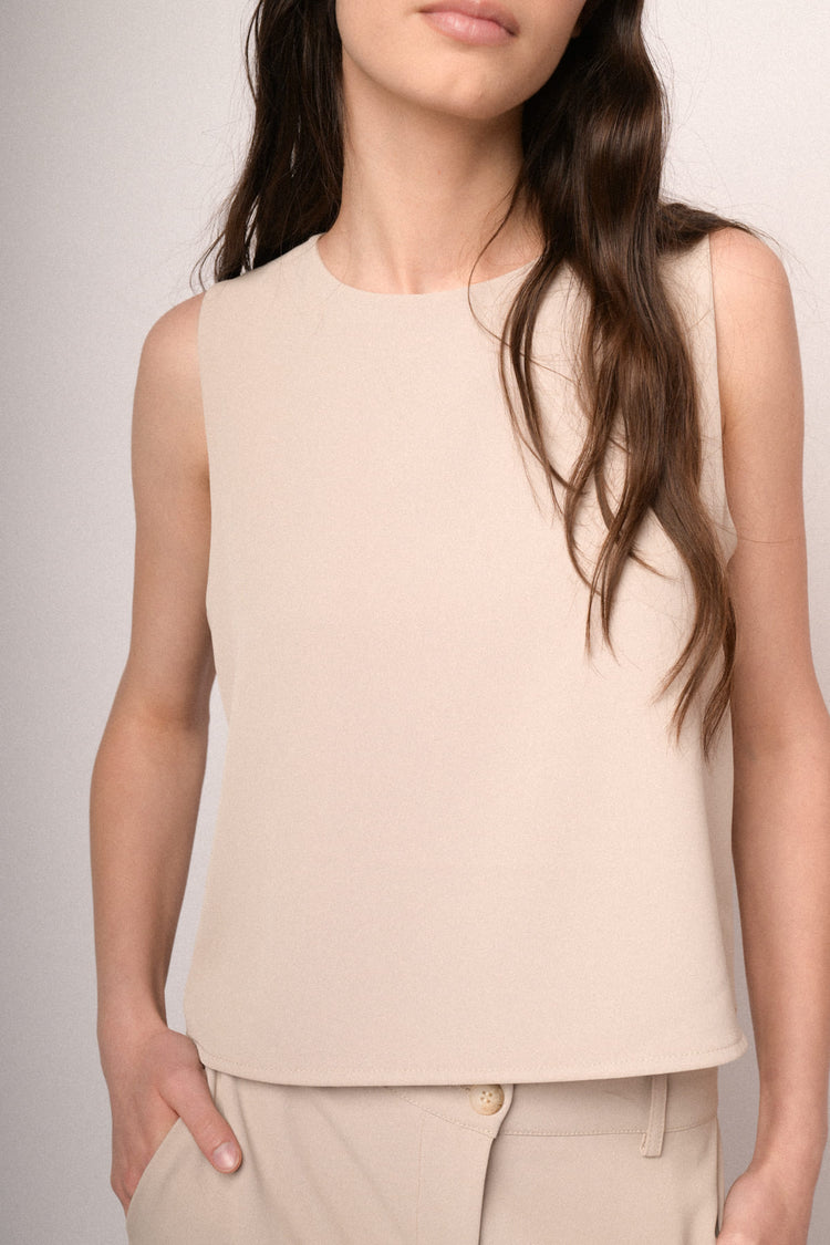 Top crop e fluente beige
