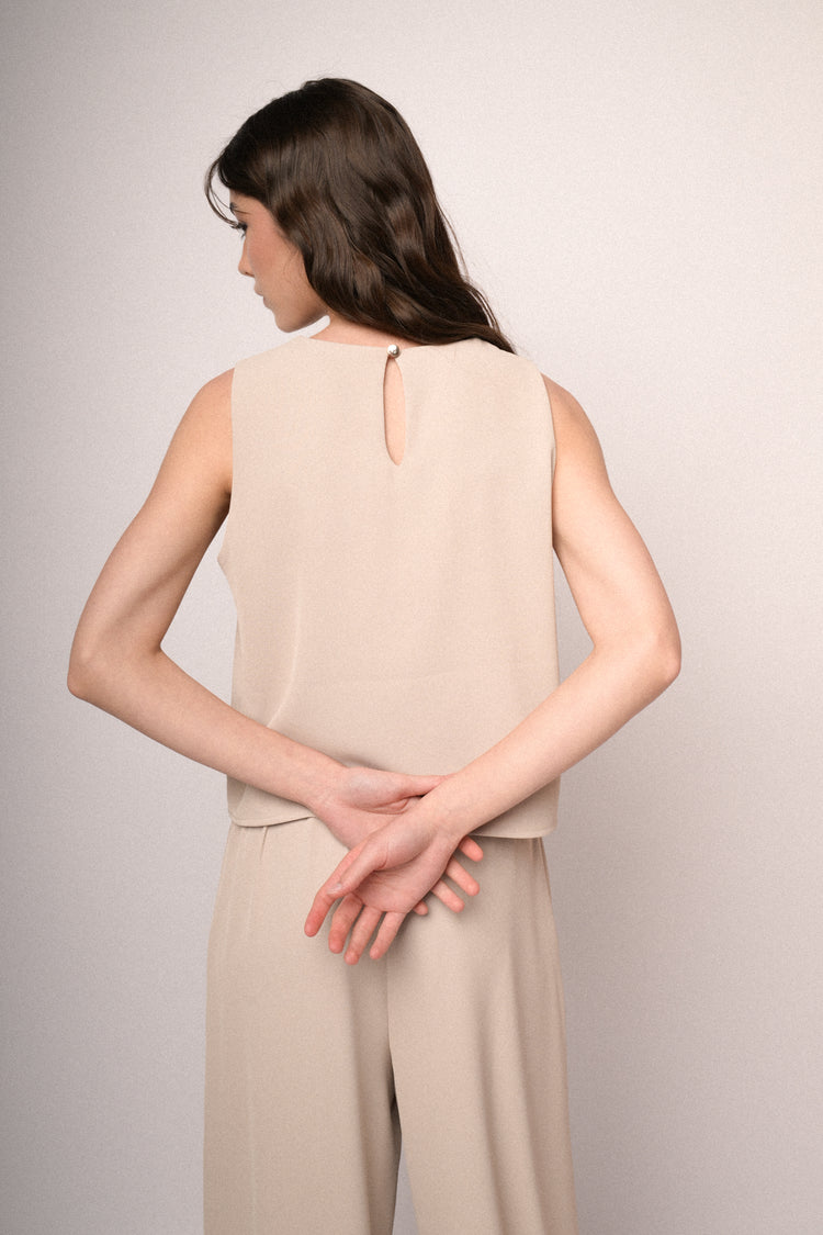 Top crop e fluente beige