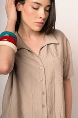Camicia crop in viscosa stropicciata beige