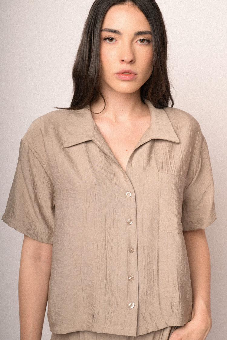 Camicia crop in viscosa stropicciata beige