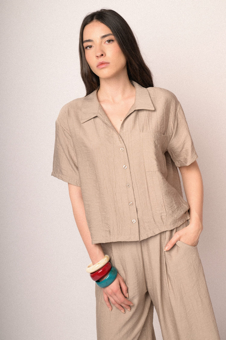 Camicia crop in viscosa stropicciata beige