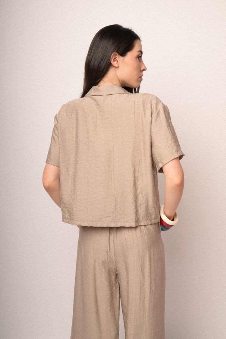 Camicia crop in viscosa stropicciata beige