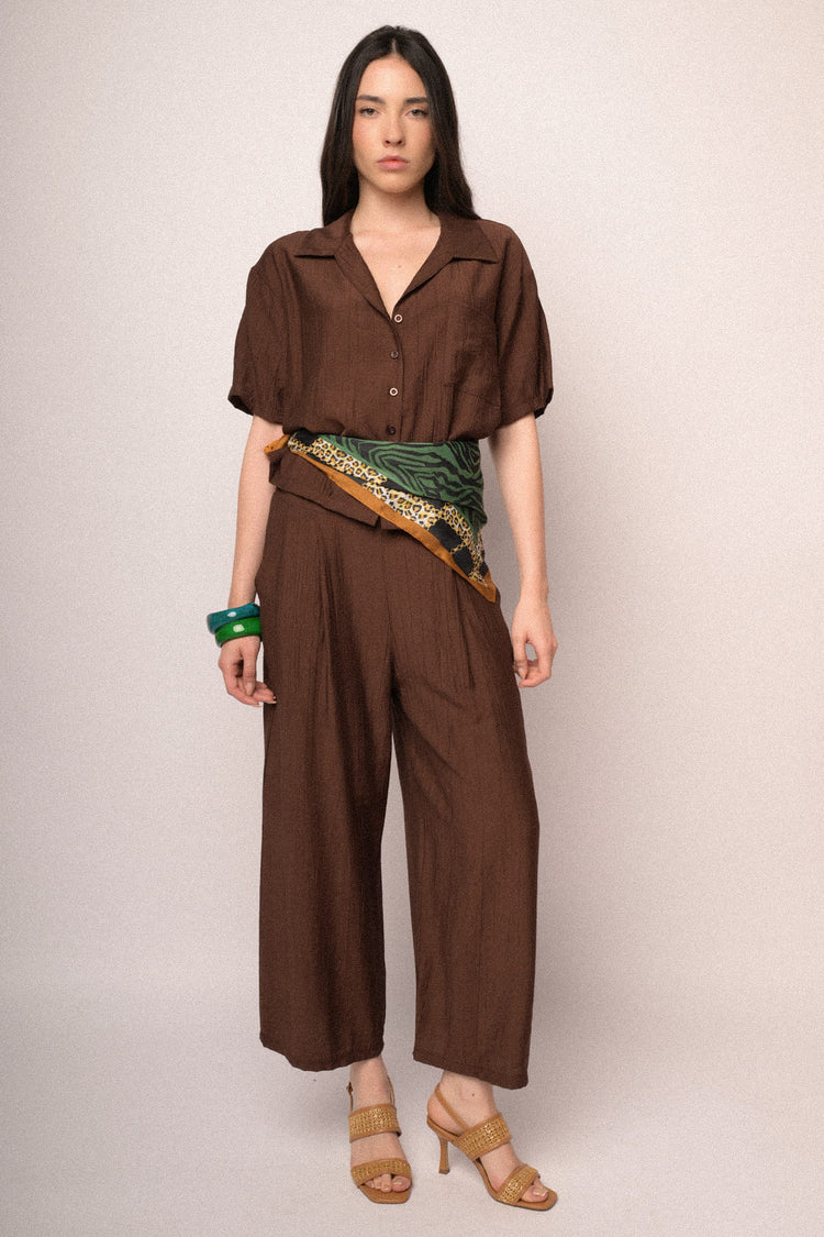 Camicia crop in viscosa stropicciata cioccolato