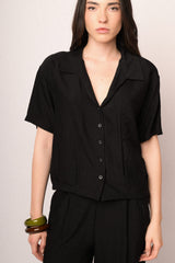 Camicia crop in viscosa stropicciata nera