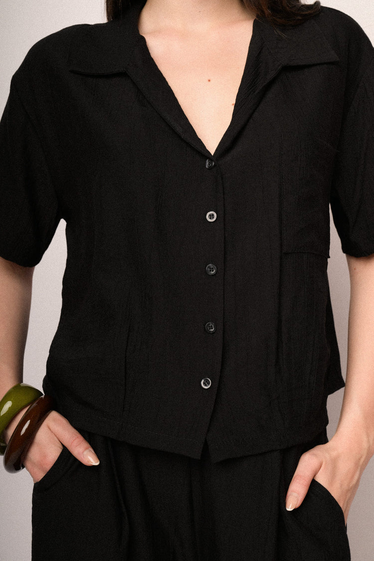 Camicia crop in viscosa stropicciata nera