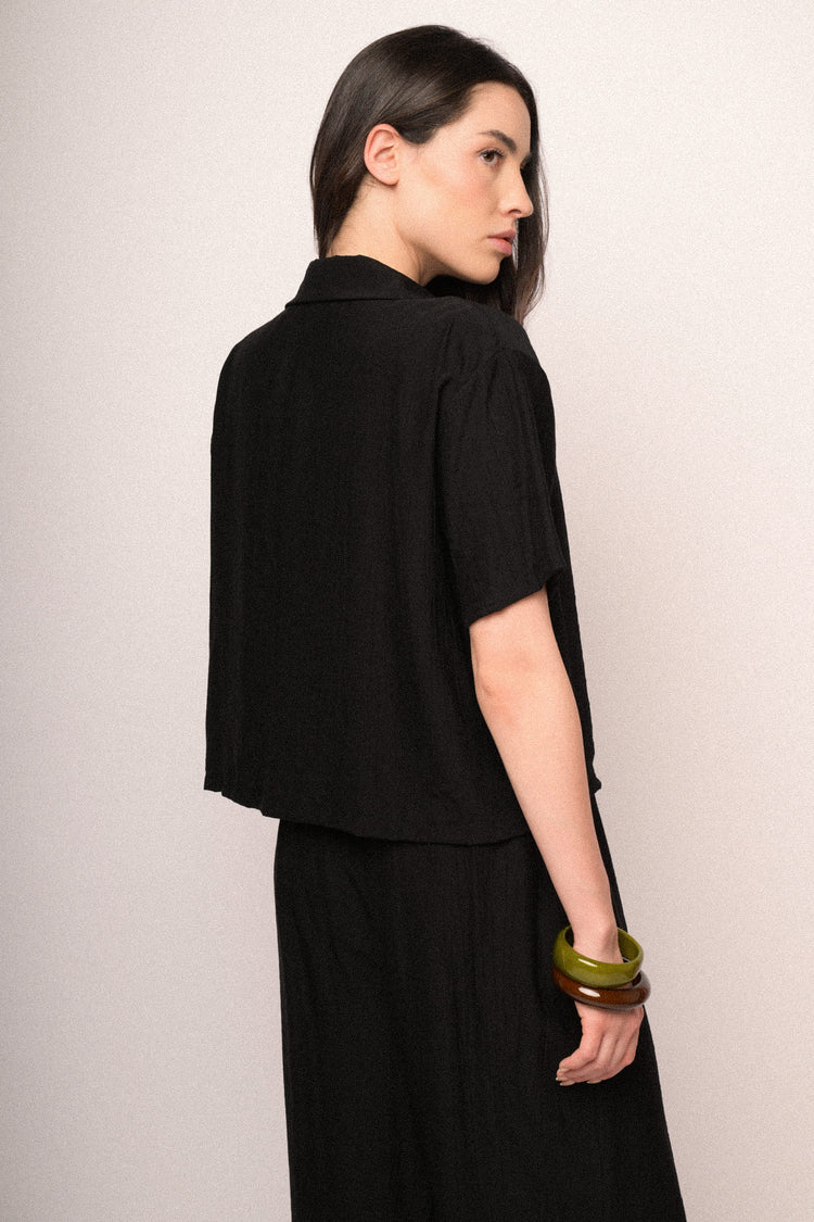 Camicia crop in viscosa stropicciata nera