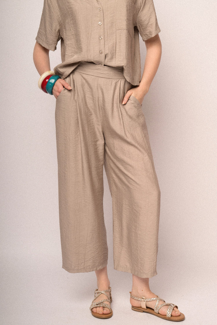 Pantaloni crop in viscosa stropicciata beige