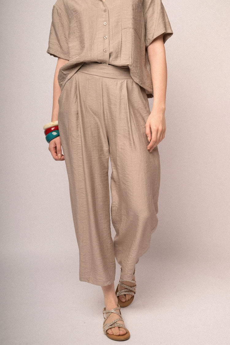 Pantaloni crop in viscosa stropicciata beige