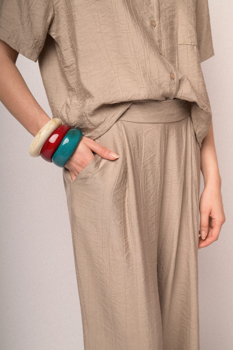 Pantaloni crop in viscosa stropicciata beige