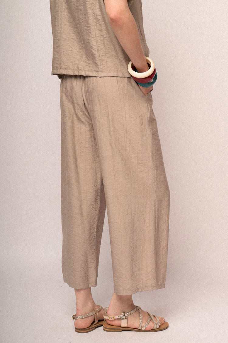 Pantaloni crop in viscosa stropicciata beige