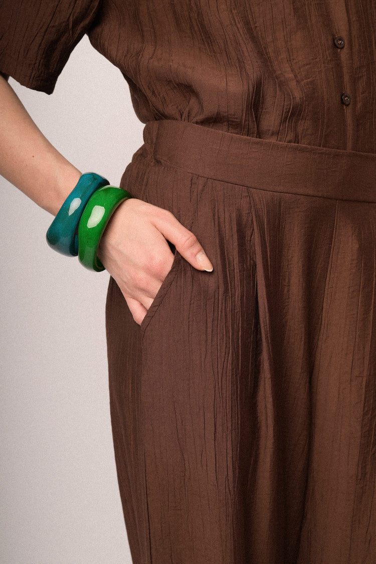 Pantaloni crop in viscosa stropicciata cioccolato