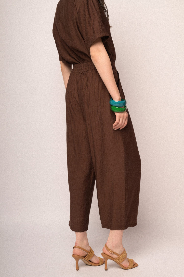 Pantaloni crop in viscosa stropicciata cioccolato