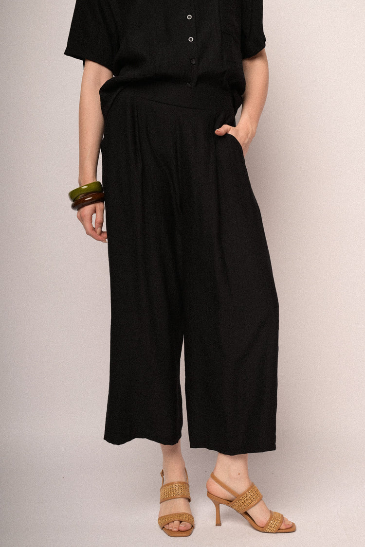 Pantaloni crop in viscosa stropicciata neri