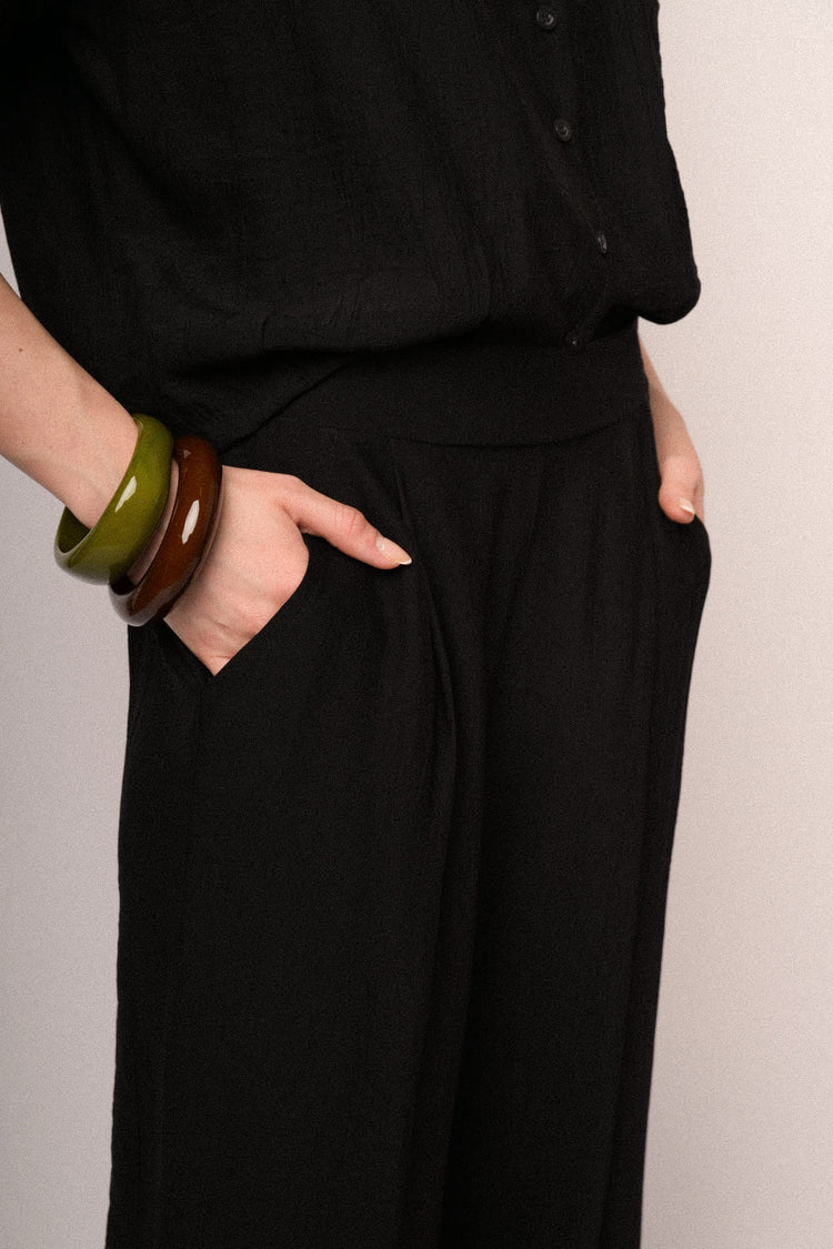 Pantaloni crop in viscosa stropicciata neri