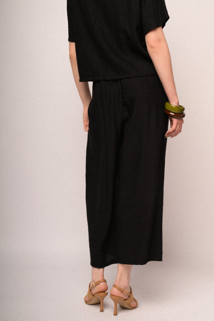 Pantaloni crop in viscosa stropicciata neri