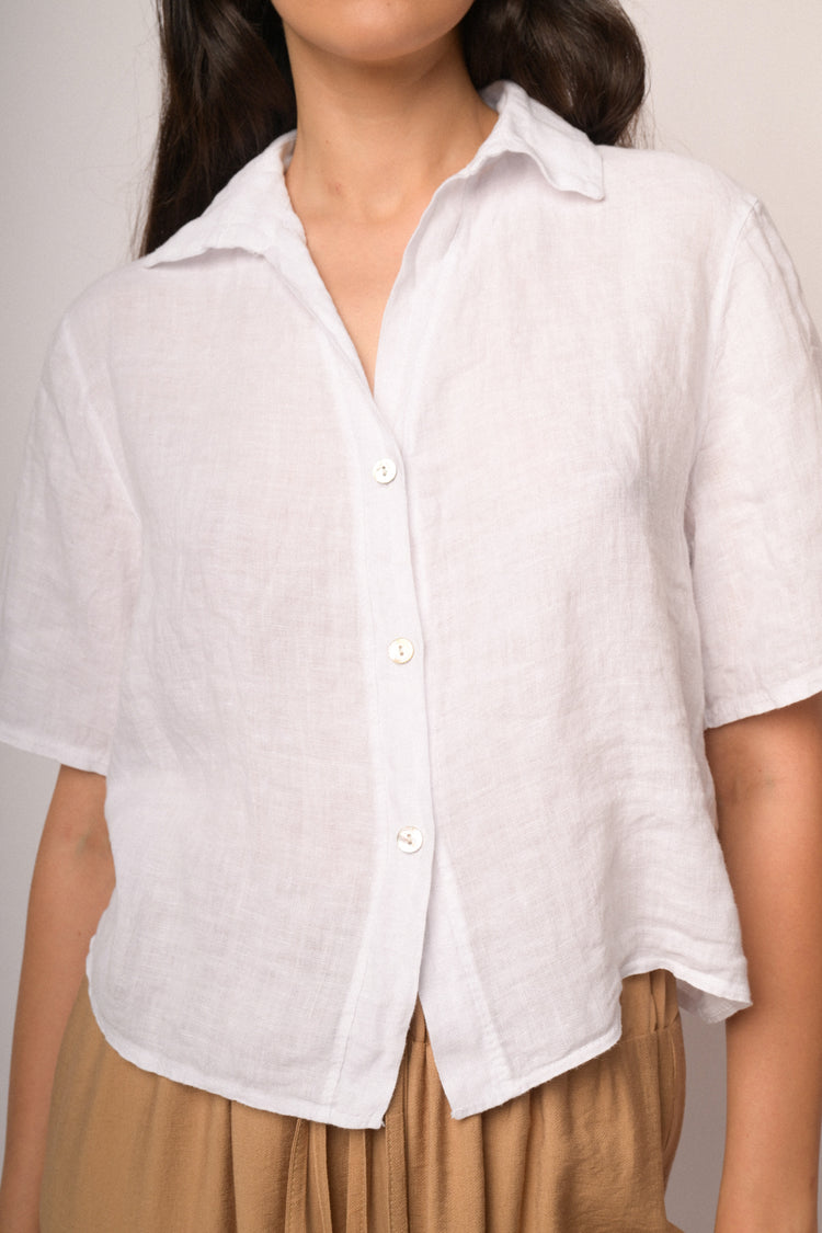 Camicia cropped in lino bianca