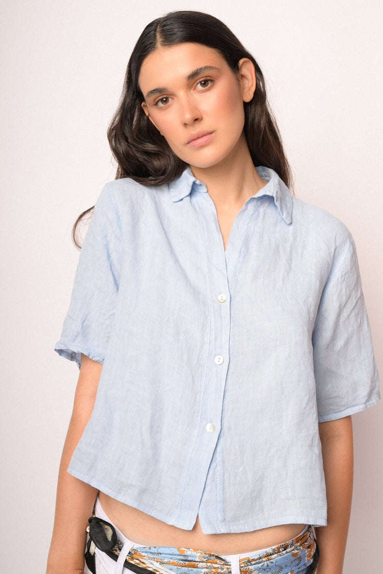 Camicia cropped in lino azzurra