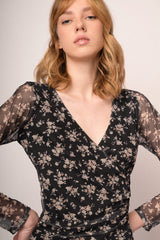 Top a maniche lunghe in tulle nero con stampa floreale