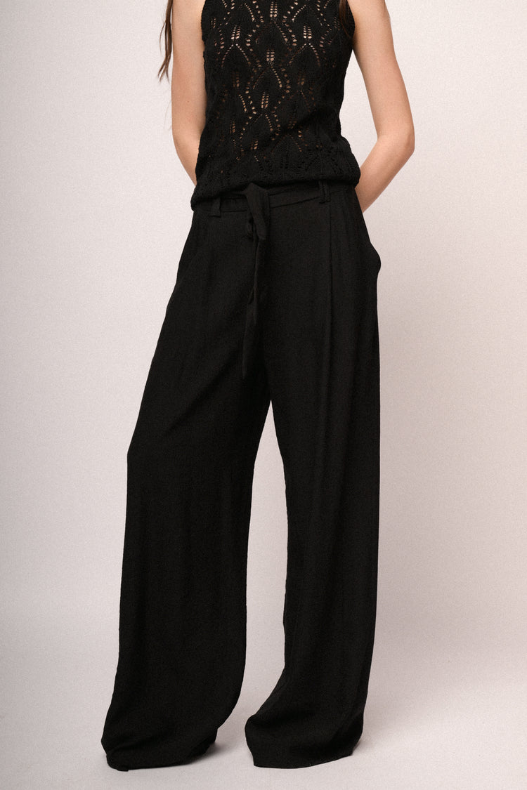 Pantaloni palazzo in viscosa nera con cintura