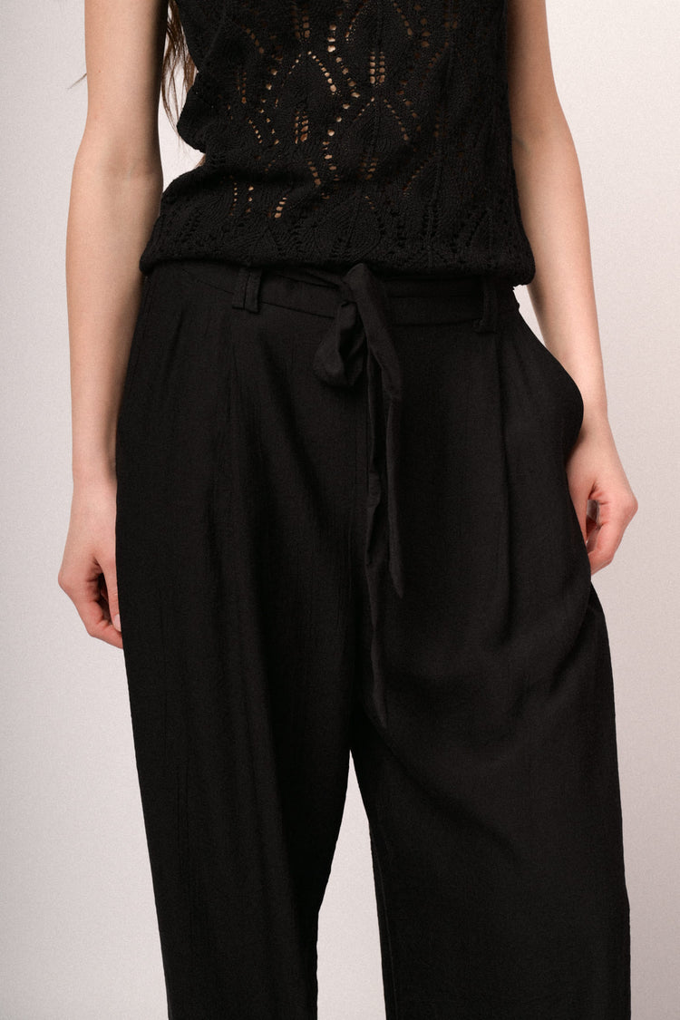 Pantaloni palazzo in viscosa nera con cintura