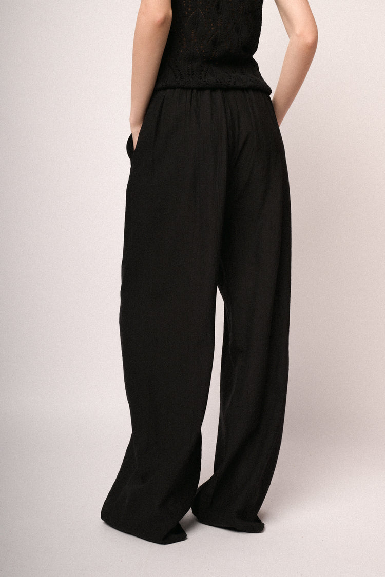Pantaloni palazzo in viscosa nera con cintura
