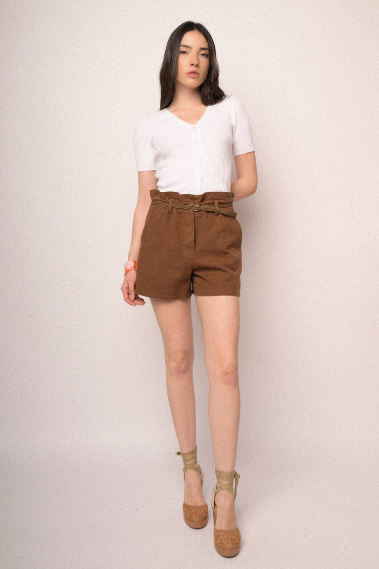 Shorts in cotone color cuoio con cintura
