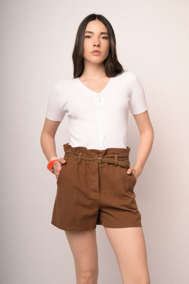Shorts in cotone color cuoio con cintura