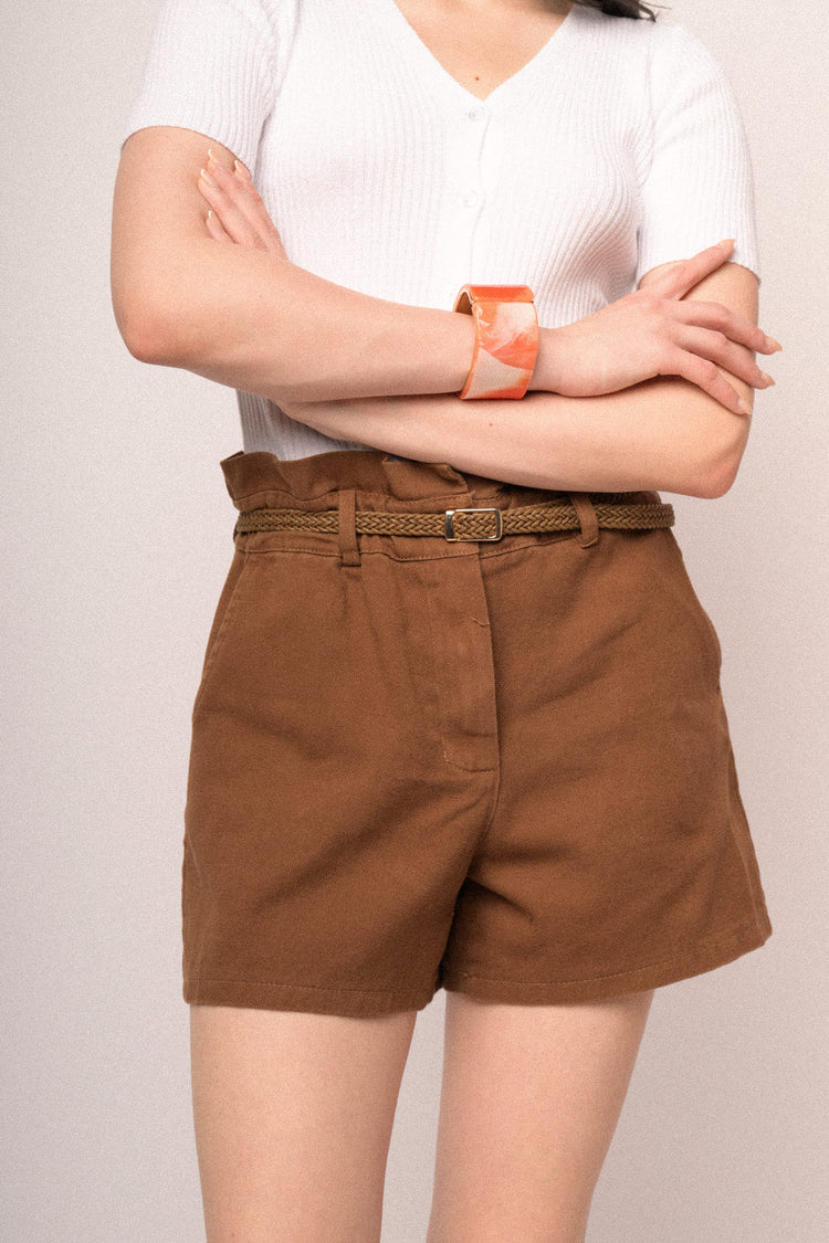 Shorts in cotone color cuoio con cintura